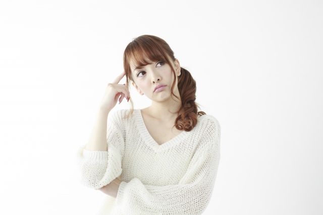 悩む女性