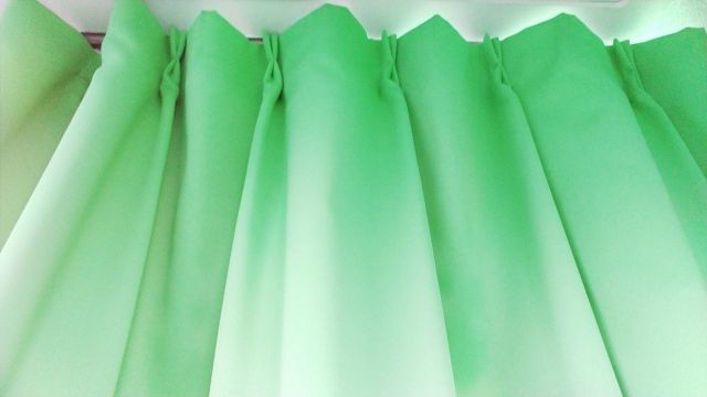 カーテンの隙間 上から眩しい光が漏れるときの対処法 飾りんぼ