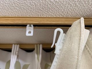 ランナーから外れたカーテンフック