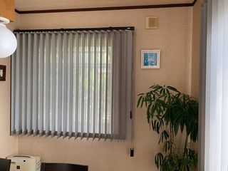 施工後の北側左腰窓のバックレースバーチカルブラインド
